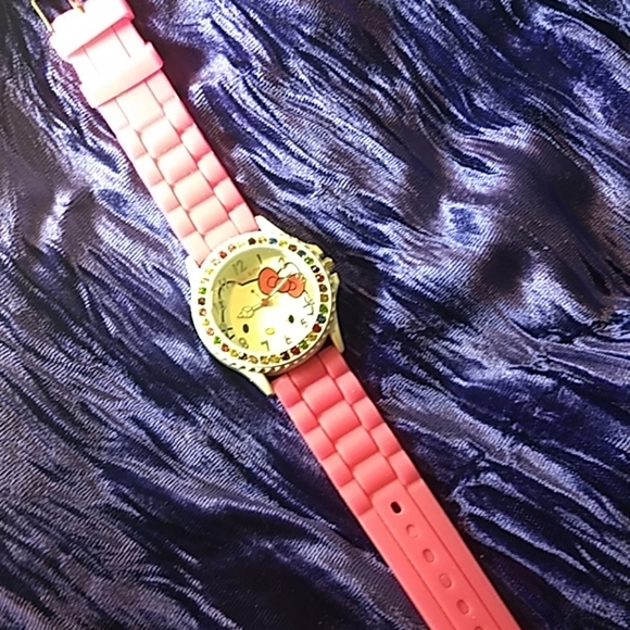 Hello Kitty Face Watch - Picture 2 of 3